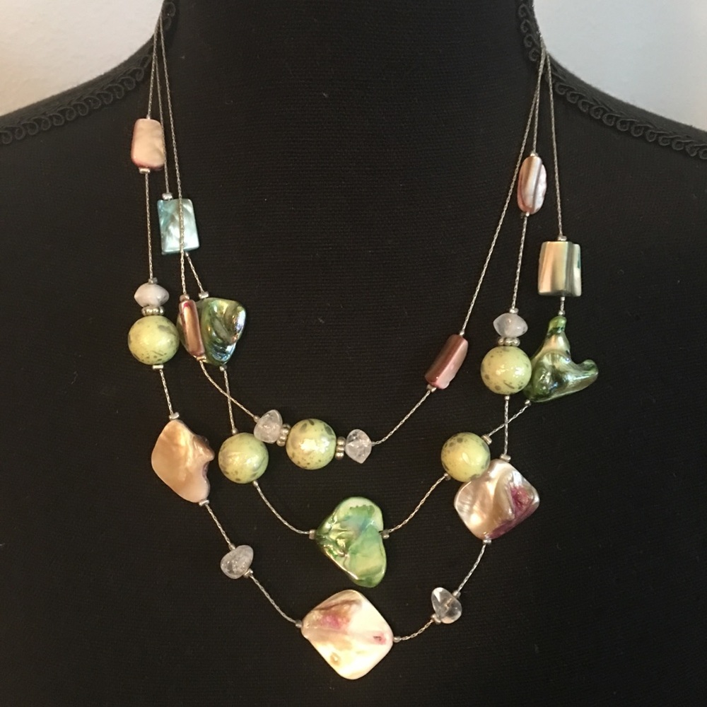 Gorgeous triple strand Necklace 🌸🌺🍀